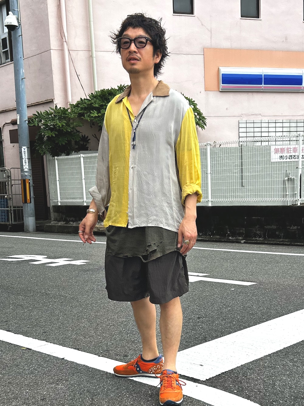 「柄シャツ、レイヤードスタイル、夏コーデ、ダメージ、クレイジーパターン、オープンカラーシャツ、ハーフパンツ、初夏コーデ、ショートパンツ、ゆるコーデ」｜「udaのアイテム（パンツ、ブラック系）」を使った、yosukeさん（メンズ・168cm）の夏コーディネートの1枚目の写真