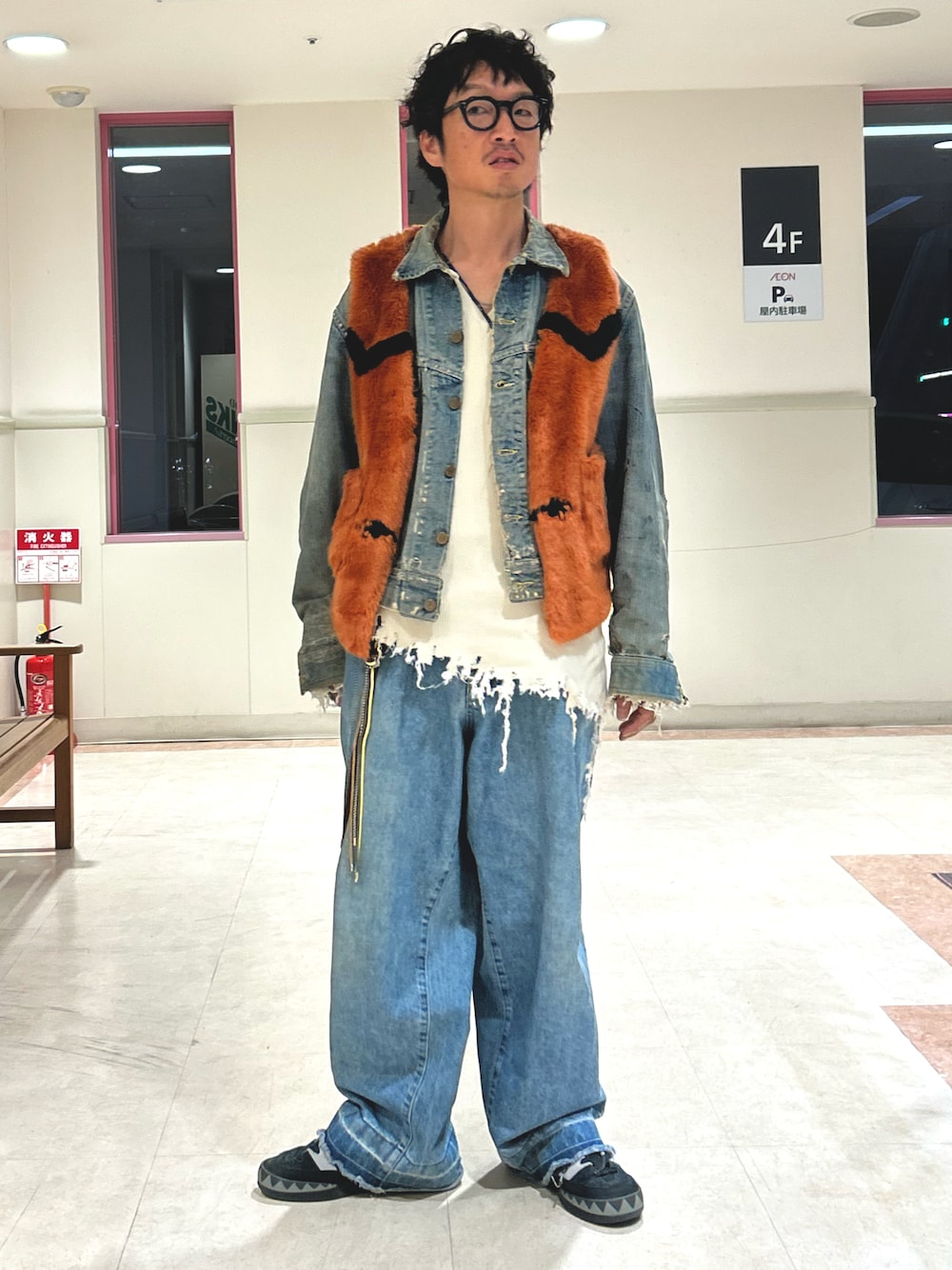 ホワイト系のTシャツ/カットソー、ブルー系のデニムジャケット、ブルー系のデニムパンツを着用したメンズの秋コーディネートの1枚目の写真