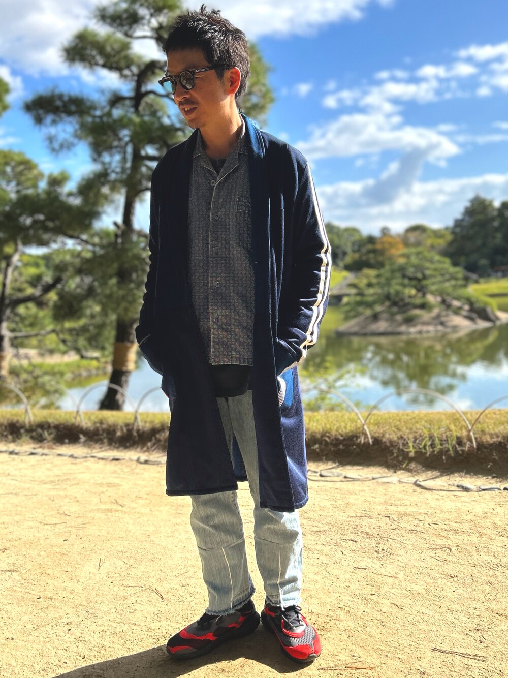 「重ね着ベストシーズン、秋コーデ、ガウンコート、柄シャツ、レイヤードスタイル、リメイク、サングラス、オトナカジュアル」｜「TALKING ABOUT THE ABSTRACTIONのアイテム（ジャケット/アウター、ブルー系）」を使った、yosukeさん（メンズ・168cm）の秋コーディネートの1枚目の写真