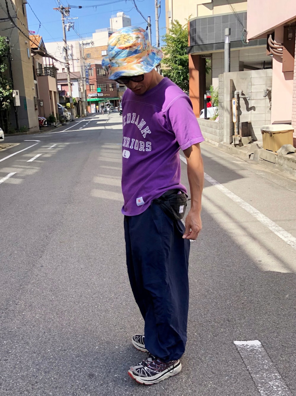 「古着、アウトドアスタイル、ハット、ワイドパンツ、キャンプ、厚底シューズ、夏コーデ、フットボールTシャツ、ウエストポーチ」｜「ChampionのChampion フットボールTシャツ（Tシャツ/カットソー、パープル系）」を使った、yosukeさん（メンズ・168cm）の秋コーディネートの1枚目の写真