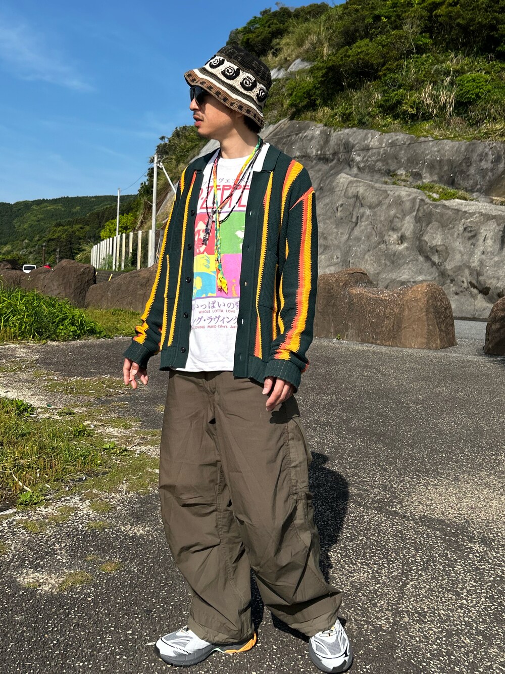「古着MIX、ロックT、バンドT、アースカラー、春コーデ、ゆるコーデ、バケットハット、カーゴパンツ、初夏コーデ」｜「SASQUATCHfabrix.のSasquatchfabrix./サスクワッチファブリックス/STRIPE KNIT CARDIGAN 24SS-KNN-001（カーディガン/ボレロ、グリーン系）」を使った、yosukeさん（メンズ・168cm）の春コーディネートの1枚目の写真