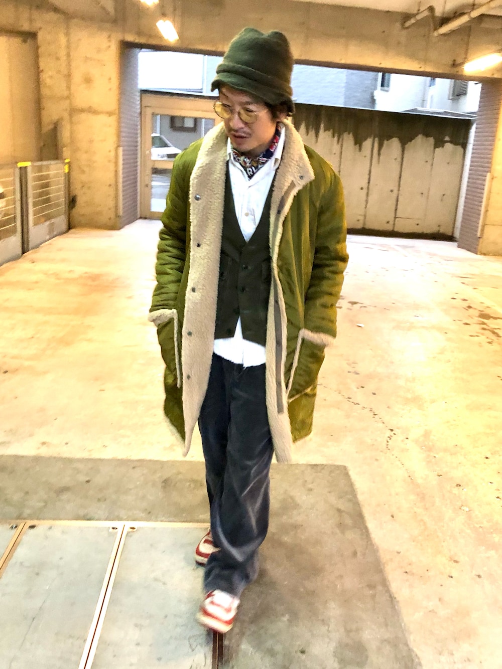 「冬コーデ、大人カジュアル、ボアコート、ミリタリー、メガネ男子、古着MIX、レイヤードスタイル、あったかコーデ、ゆるコーデ、コーデュロイパンツ」｜「JOURNAL STANDARD J.S HOMESTEADのアイテム（ムートンコート、グリーン系）」を使った、yosukeさん（メンズ・168cm）の冬コーディネートの1枚目の写真