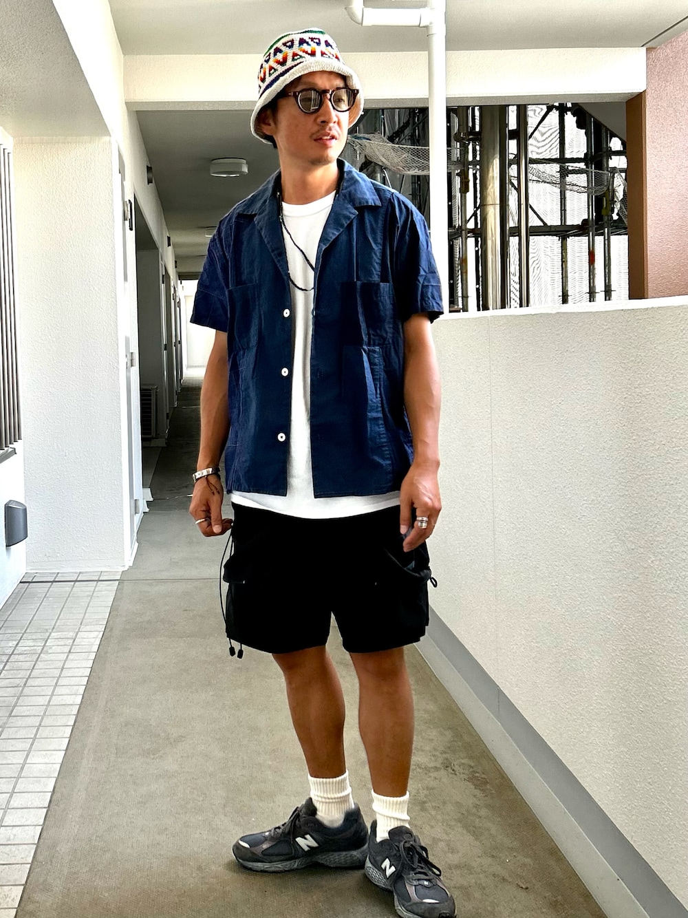 「夏コーデ、オープンカラーシャツ、シャツスタイル、ハーフパンツ、ショートパンツ、バケットハット、ニットハット、ニューバランス」｜「el mareのアイテム（ハット、ホワイト系）」を使った、yosukeさん（メンズ・168cm）の秋コーディネートの1枚目の写真