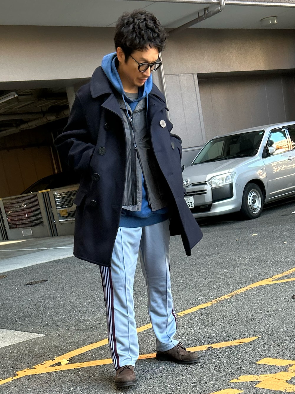 「冬コーデ、ピーコート、レイヤードスタイル、トラックパンツ、きれいめカジュアル、スポーツミックス、大人カジュアル、冬アウター、ナイロンジャケット、めがね」｜「Ets.MATERIAUXのアイテム（ピーコート、ブルー系）」を使った、yosukeさん（メンズ・168cm）の冬コーディネートの1枚目の写真