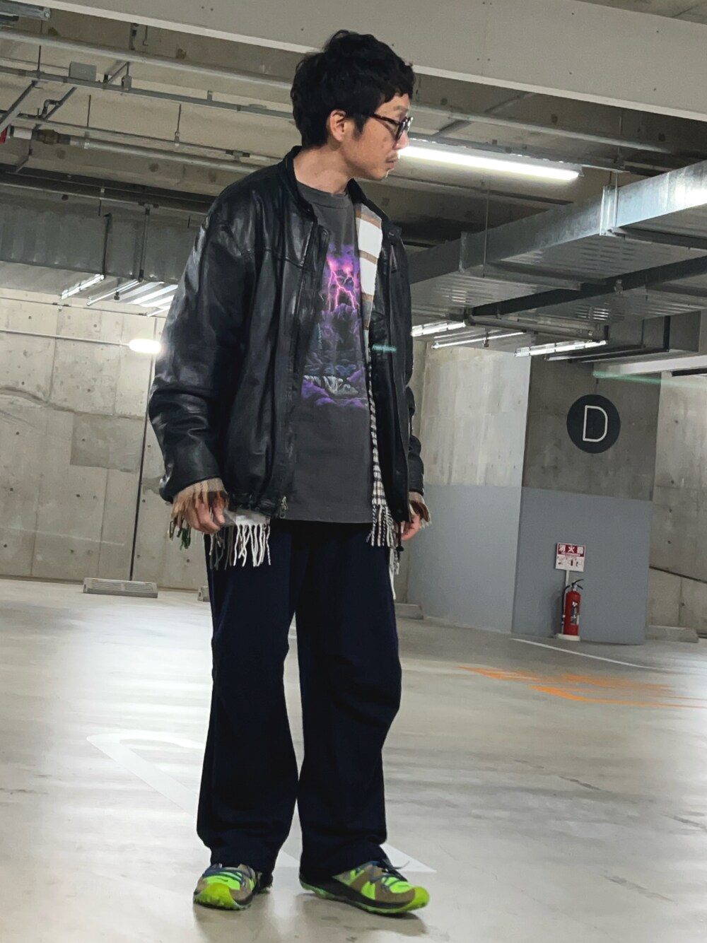 「冬アウター、冬コーデ、レザージャケット、カーディガン、レイヤードスタイル、古着コーデ、古着MIX、ナイキスニーカー」｜「VINTAGEのアイテム（Tシャツ/カットソー、ブラック系）」を使った、yosukeさん（メンズ・168cm）の冬コーディネートの1枚目の写真
