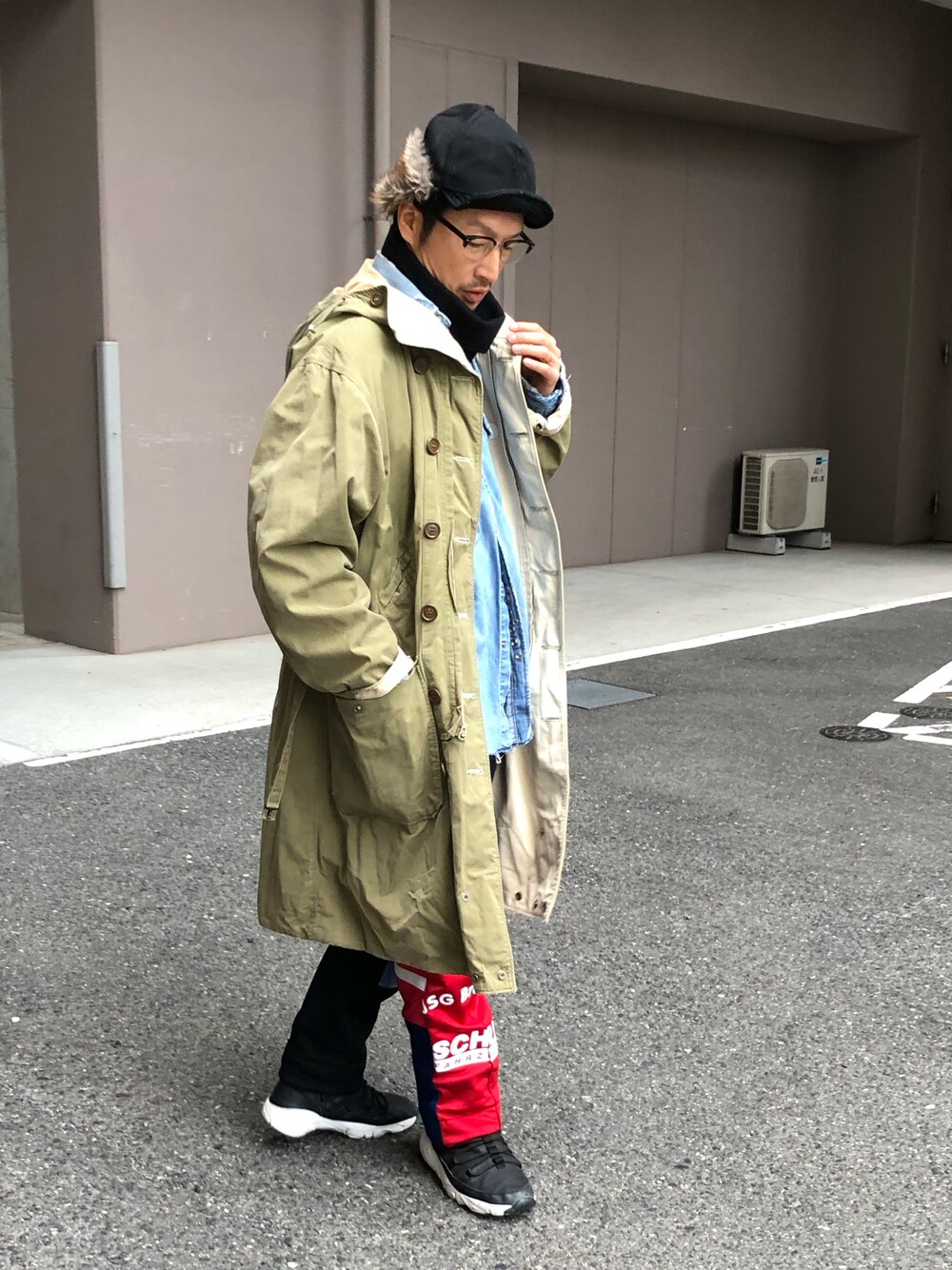 「ミリタリーコート、ミリタリー、フライトキャップ、古着MIX、冬コーデ、コート、デニムシャツ、トラックパンツ、レイヤードスタイル、タートルネック」｜「MILITARYの実物 新品 米軍 スノーカモ モッズコート OD染め（モッズコート、グリーン系）」を使った、yosukeさん（メンズ・168cm）の冬コーディネートの1枚目の写真