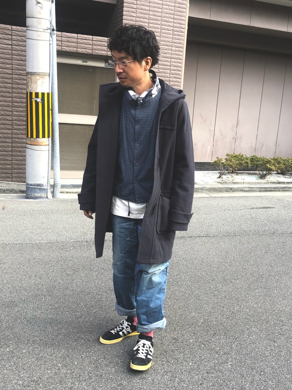 「秋コーデ、秋冬コーデ、ダッフルコート、大人カジュアル、柄シャツ、レイヤードスタイル、オーバーサイズ、参観日コーデ」｜「KICS DOCUMENT.のアイテム（シャツ/ブラウス、その他）」を使った、yosukeさん（メンズ・168cm）の秋コーディネートの1枚目の写真