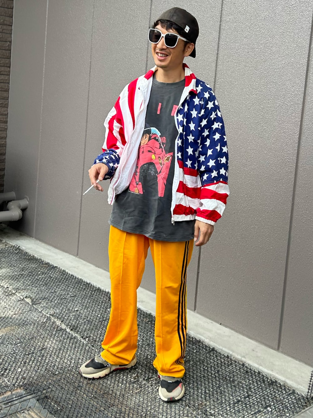 「レイヤードスタイル、スポーツミックス、秋コーデ、カラーコーデ、キャンプ、星条旗、トラックパンツ、古着MIX、キャラT、柄シャツ、AKIRA」｜「VINTAGEの【ヴィンテージ古着】90's Carabella "Budweiser" コットンジャケット（ブルゾン、レッド系）」を使った、yosukeさん（メンズ・168cm）の秋コーディネートの1枚目の写真