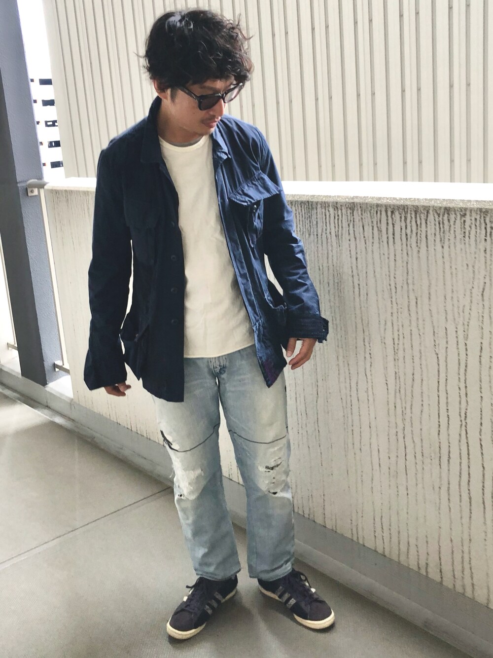 「休日スタイル、大人コーデ、春コーデ、ジャングルファティーグ、白Tシャツ、ミリタリー、リメイク、古着MIX、デニムっていいよね」｜「プロジェクトアラバマのアイテム（Tシャツ/カットソー、ホワイト系）」を使った、yosukeさん（メンズ・168cm）の春コーディネートの1枚目の写真