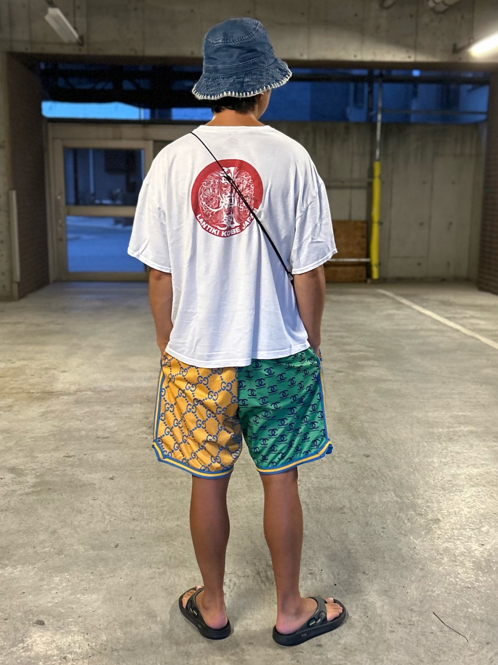 「夏コーデ、ゆるコーデ、リラックススタイル、海コーデ、バケットハット、総柄パンツ、ショートパンツ、ハーフパンツ」｜「UNIQLOのアイテム（ハット、ブルー系）」を使った、yosukeさん（メンズ・168cm）の夏コーディネートの1枚目の写真