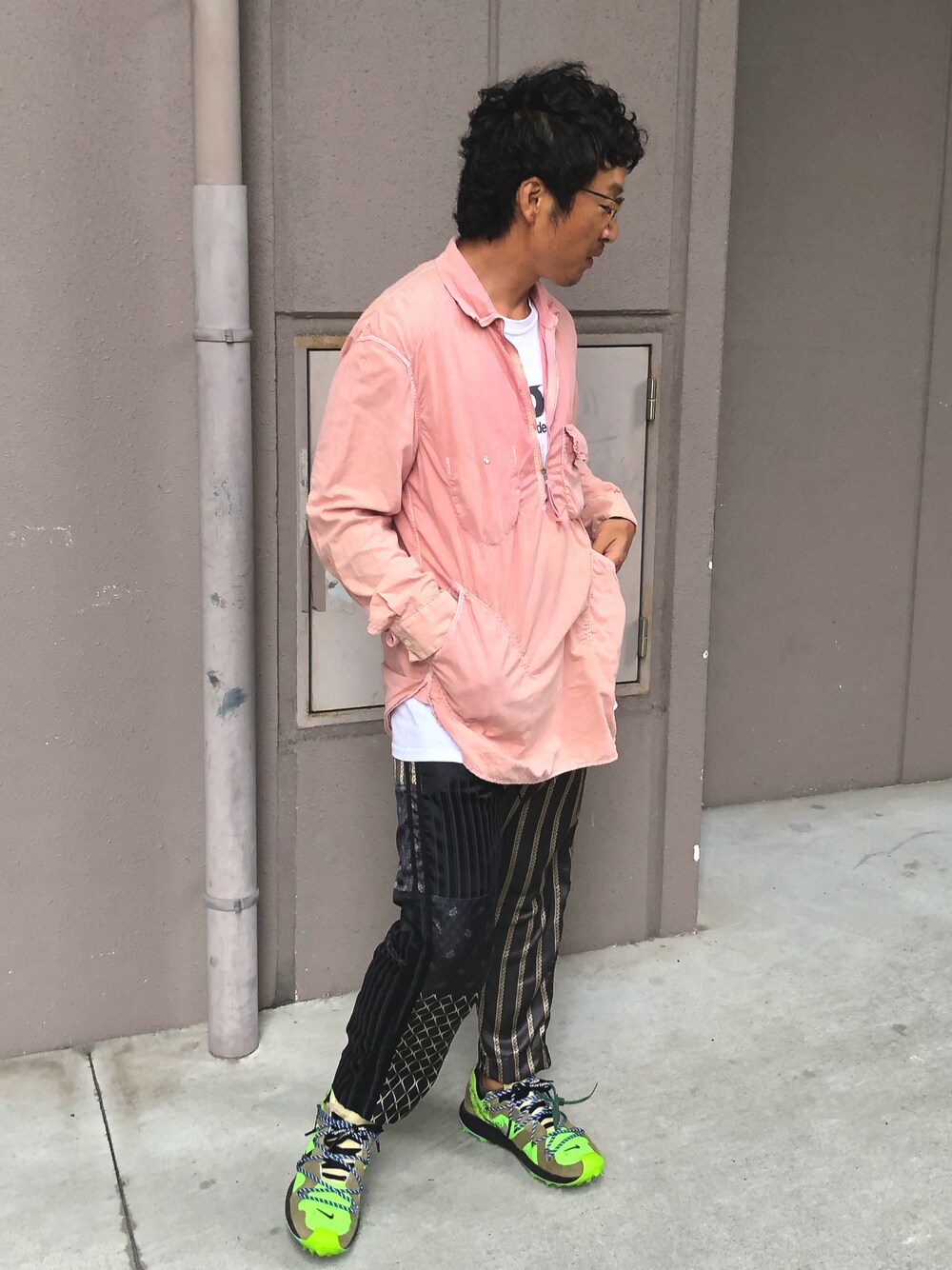 「秋のコーデ、今日のコーデ、柄パンツ、トラックパンツ、ゆるコーデ、プルオーバー、オトナカジュアル、ストリート」｜「inkのink(インク) パッチワークパンツ（その他パンツ、ブルー系）」を使った、yosukeさん（メンズ・168cm）の秋コーディネートの1枚目の写真