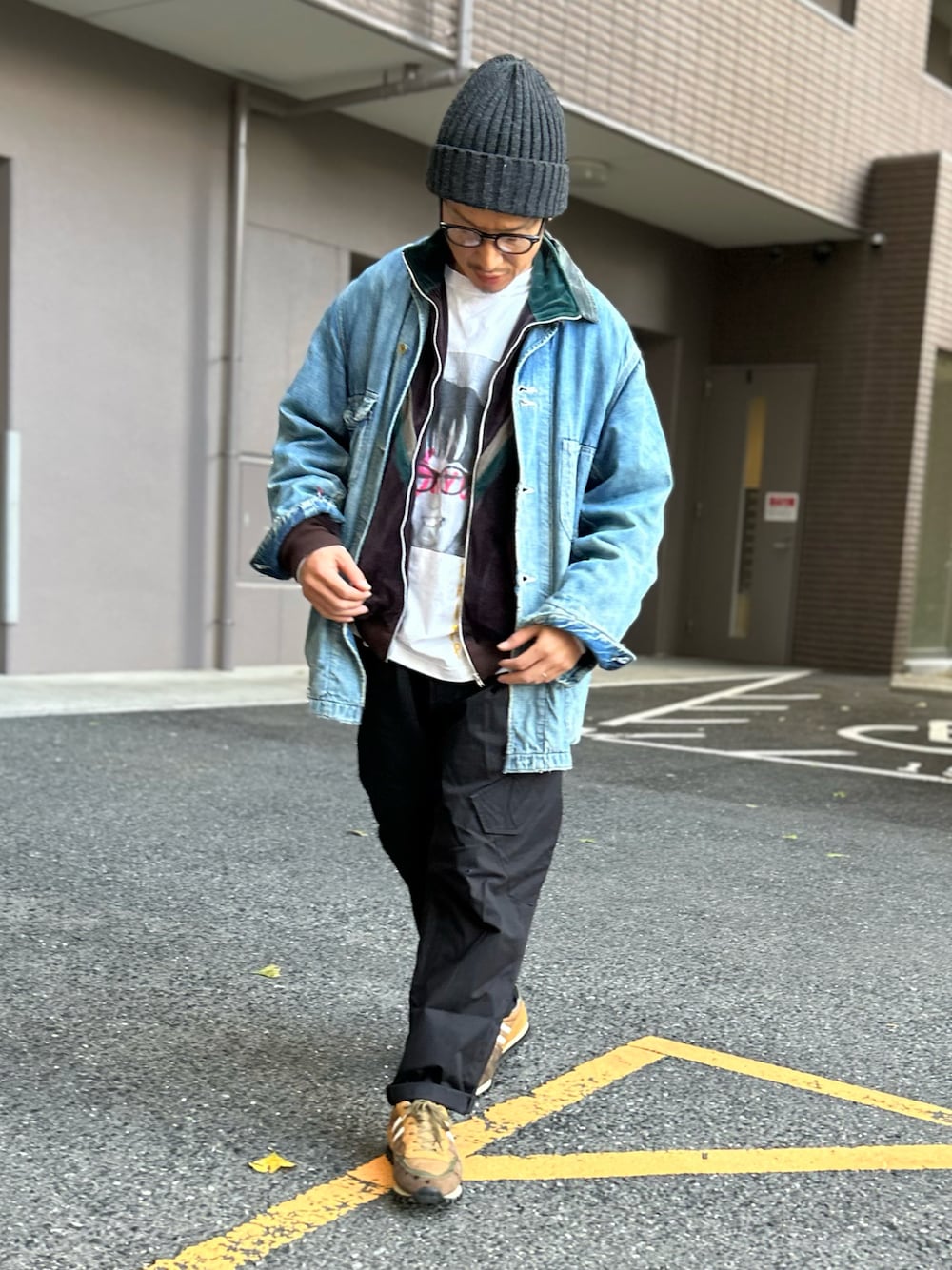 「秋コーデ、冬コーデ、デニムジャケット、カバーオール、トラックジャケット、レイヤードスタイル、カーゴパンツ、古着MIX、フォトT、ニットキャップ」｜「twofaceのアイテム（Tシャツ/カットソー、ホワイト系）」を使った、yosukeさん（メンズ・168cm）の秋コーディネートの1枚目の写真
