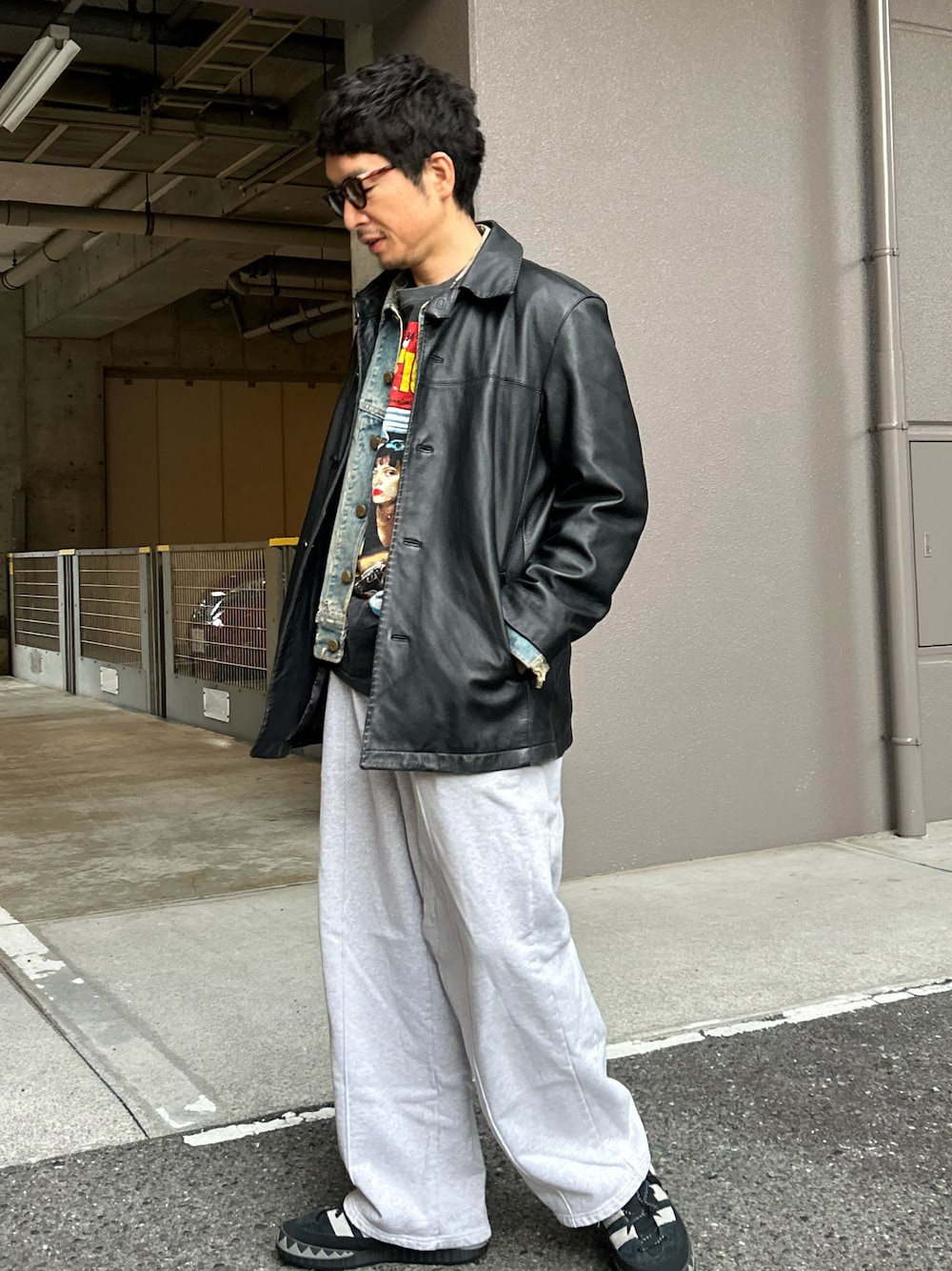 「冬アウター、レザージャケット、冬コーデ、レイヤードスタイル、デニムジャケット、スウェットパンツ、ワイドパンツ、サングラス、カーコート」｜「VINTAGEのアイテム（カバーオール、ブラック系）」を使った、yosukeさん（メンズ・168cm）の冬コーディネートの1枚目の写真