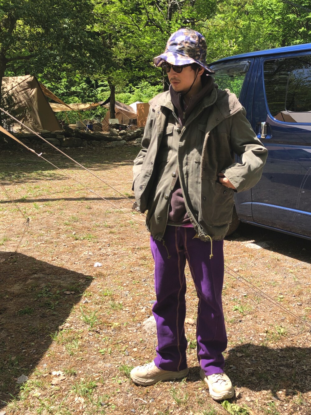 「キャンプ、アウトドアスタイル、ラフ、古着、スウェットパンツ、アウトドアコーデ、レイヤードスタイル、ミリタリー、バケットハット」｜「masterkeyのアイテム（ベスト、グリーン系）」を使った、yosukeさん（メンズ・168cm）の春コーディネートの1枚目の写真