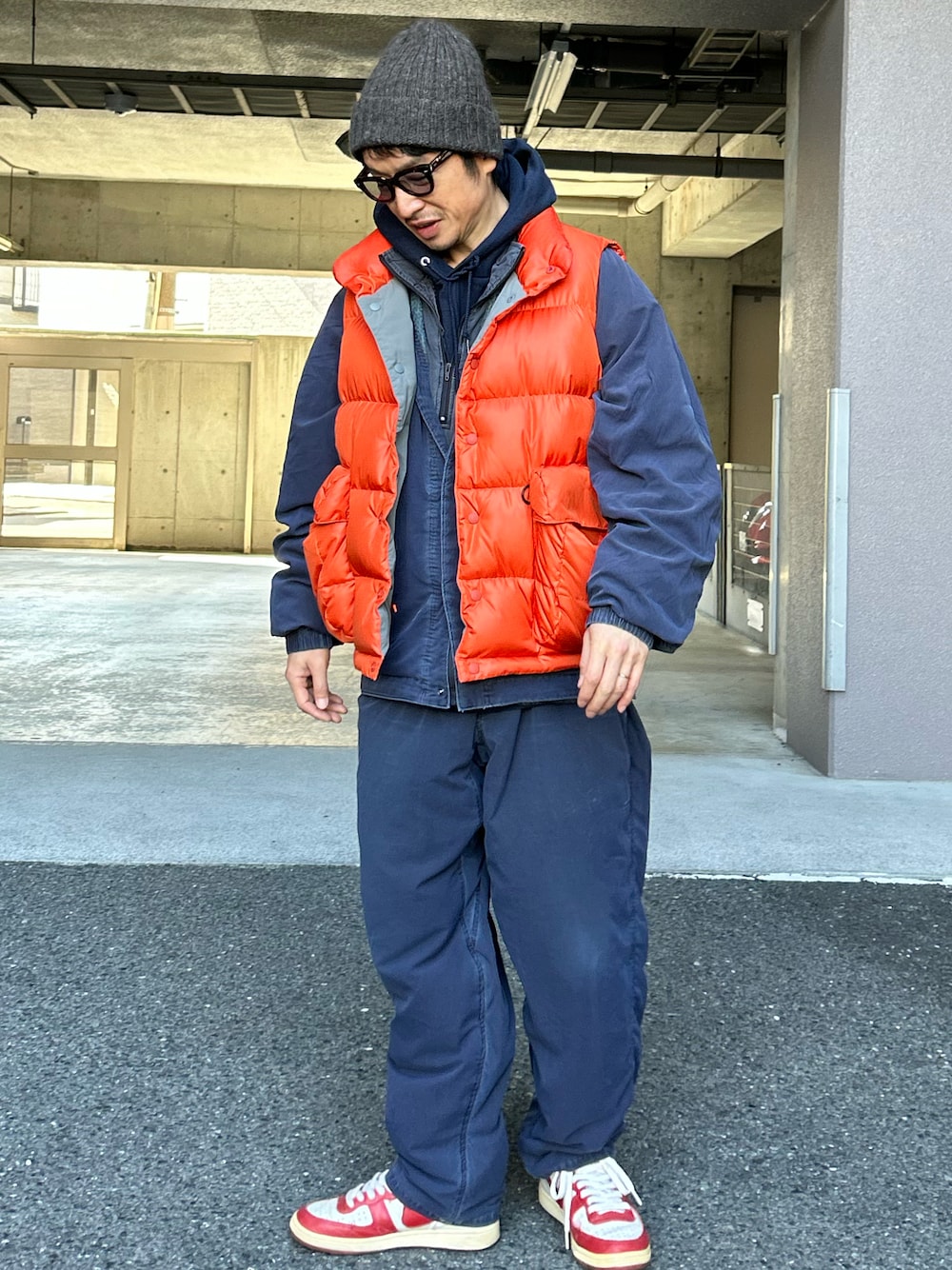 「レイヤードスタイル、ダウンベスト、冬コーデ、冬、スポーツミックス、セットアップ、アウトドアスタイル、ブルー、差し色コーデ、ストリートMIX」｜「DAIWA PIER39のDAIWA PIER39 TECH BACKPACKER DOWN VEST ダイワ ピア39 ダウン ベスト（ダウンベスト、オレンジ系）」を使った、yosukeさん（メンズ・168cm）の冬コーディネートの1枚目の写真