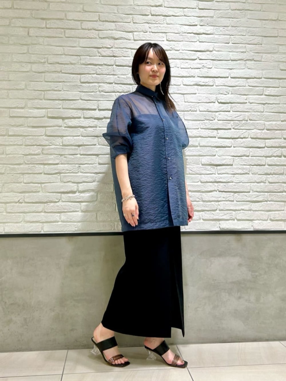 「Sandals styling、Skirt style、骨格ウェーブ、イエベ春、スプリングコート、Odette e Odile」｜「ODETTE E ODILEのスクエアクリアベルト サンダル55↑（サンダル、ブラック系）」を使った、伊藤　オデット エ オディール スタッフさん（レディース・164cm）の夏コーディネートの1枚目の写真