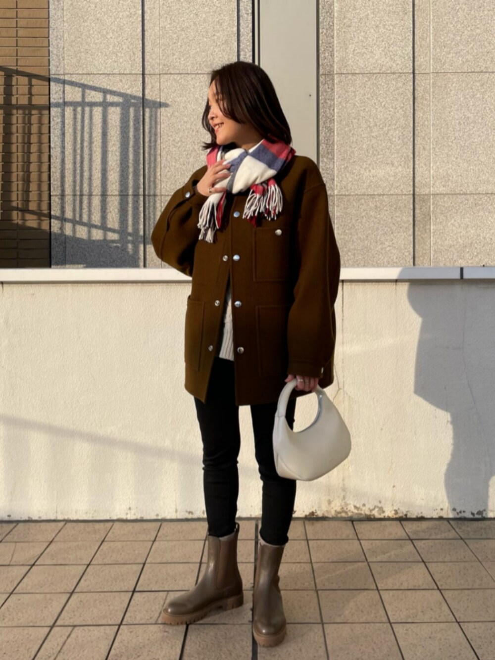 「リラックススタイル、マフラー、サイドゴアブーツ」｜「ODETTE E ODILEのチェルシー ショートブーツ35↑（ブーツ、ブラウン系）」を使った、伊藤　オデット エ オディール スタッフさん（レディース・164cm）の冬コーディネートの1枚目の写真