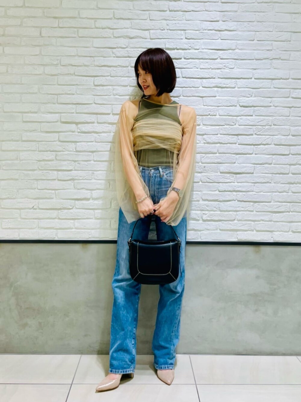 「Pumps styling、Pants style、フェミニン、骨格_ウェーブ、パーソナルカラー_SPRING、夏服、シアートップス」｜「ODETTE E ODILEのポインテッドボールヒール パンプス85↓↑（パンプス、ゴールド系）」を使った、伊藤　オデット エ オディール スタッフさん（レディース・164cm）の夏コーディネートの1枚目の写真