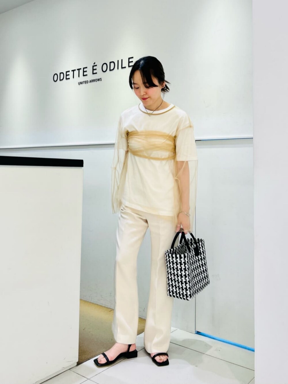「Sandals styling、Pants style、サンダル、骨格ウェーブ、イエベ春、スプリング、夏コーデ、ODETTE E ODILE」｜「ODETTE E ODILEのナローライン サンダル20↑（サンダル、ブラック系）」を使った、伊藤　オデット エ オディール スタッフさん（レディース・164cm）の夏コーディネートの1枚目の写真