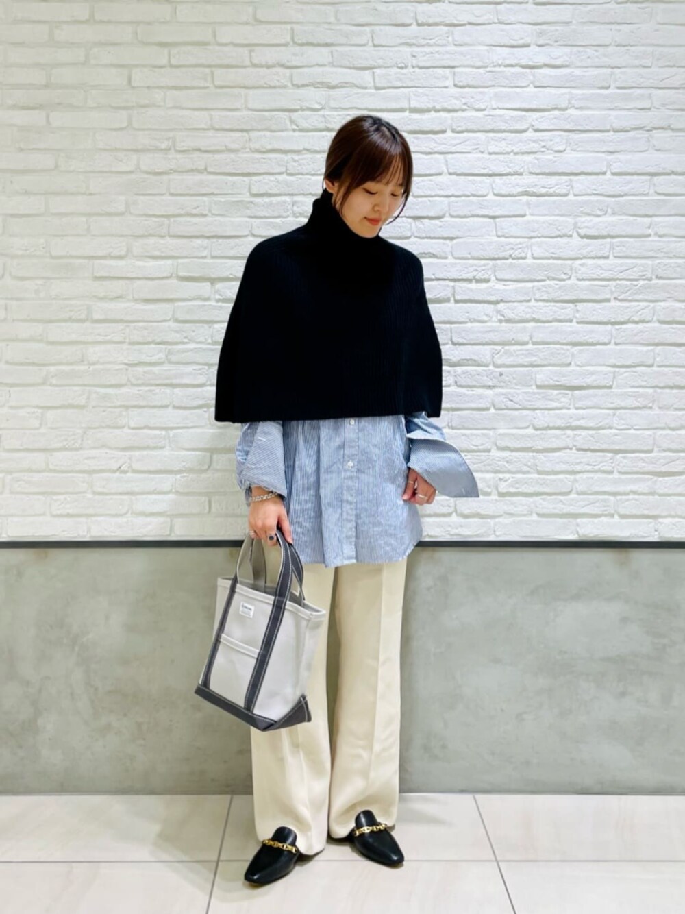 「ベーシック/トラッド、Flat shoes styling、Pants style、ニット、骨格_ウェーブ、パーソナルカラー_SPRING、秋服、冬服」｜「ODETTE E ODILEのチェーンソフトモカ フラット10↑（ローファー、ブラック系）」を使った、伊藤　オデット エ オディール スタッフさん（レディース・164cm）の秋コーディネートの1枚目の写真