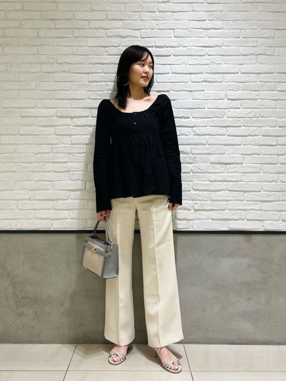 「Sandals styling、Pants style、フェミニン、骨格ウェーブ、イエベ春、スプリングコート」｜「ODETTE E ODILEのソフィクロス サンダル60↑（サンダル、グレー系）」を使った、伊藤　オデット エ オディール スタッフさん（レディース・164cm）の春コーディネートの1枚目の写真
