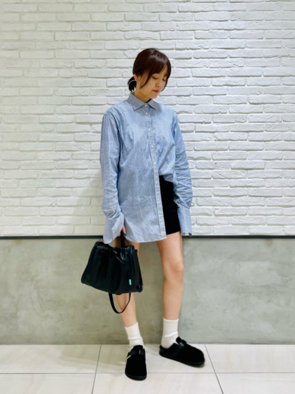 「Flat shoes styling、Pants style、ストリート、リラックススタイル、フェミニン、骨格_ウェーブ、パーソナルカラー_SPRING」｜「ODETTE E ODILEのサボライク フラット40（モカシン/デッキシューズ、ブラック系）」を使った、伊藤　オデット エ オディール スタッフさん（レディース・164cm）の夏コーディネートの1枚目の写真