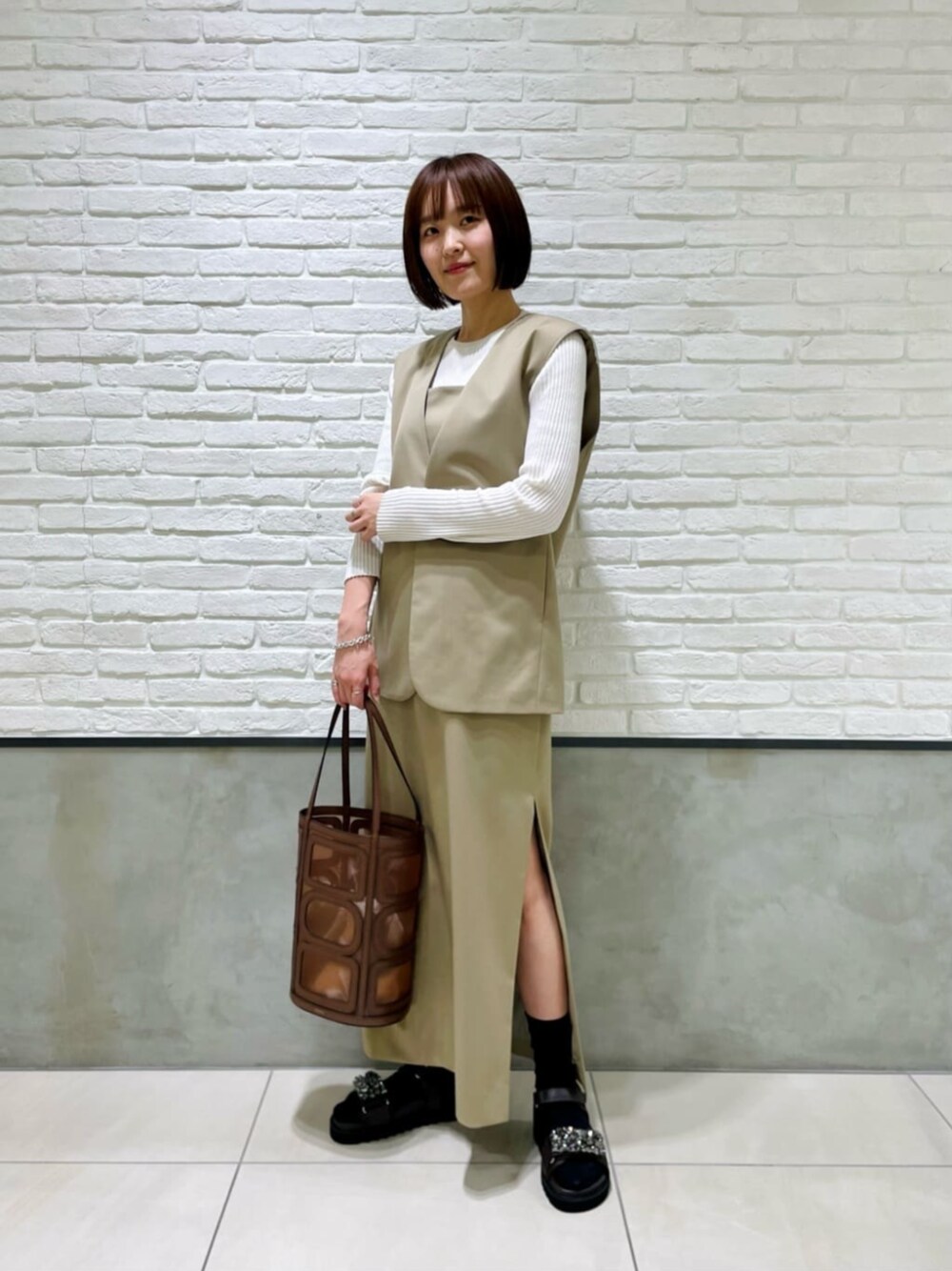「Sandals styling、Skirt style、フェミニン、骨格_ウェーブ、パーソナルカラー_SPRING」｜「ODETTE E ODILEのビジューベルト サンダル25↑（サンダル、ブラウン系）」を使った、伊藤　オデット エ オディール スタッフさん（レディース・164cm）の春コーディネートの1枚目の写真