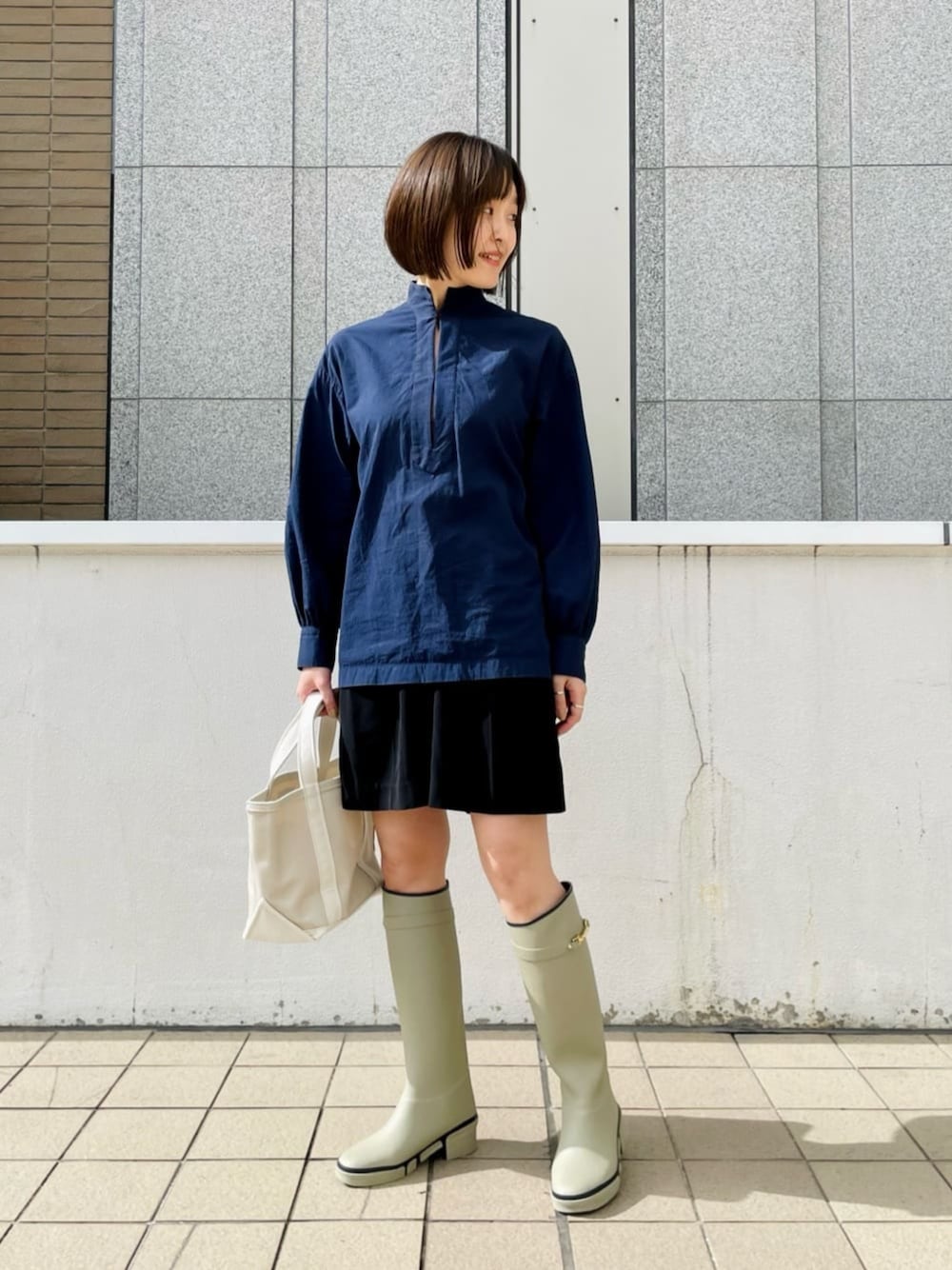 「Pants style、フェミニン、レインシューズ、骨格_ウェーブ、パーソナルカラー_SPRING」｜「ODETTE E ODILEのビット レイン ロングブーツ（レインシューズ、グリーン系）」を使った、伊藤　オデット エ オディール スタッフさん（レディース・164cm）の夏コーディネートの1枚目の写真