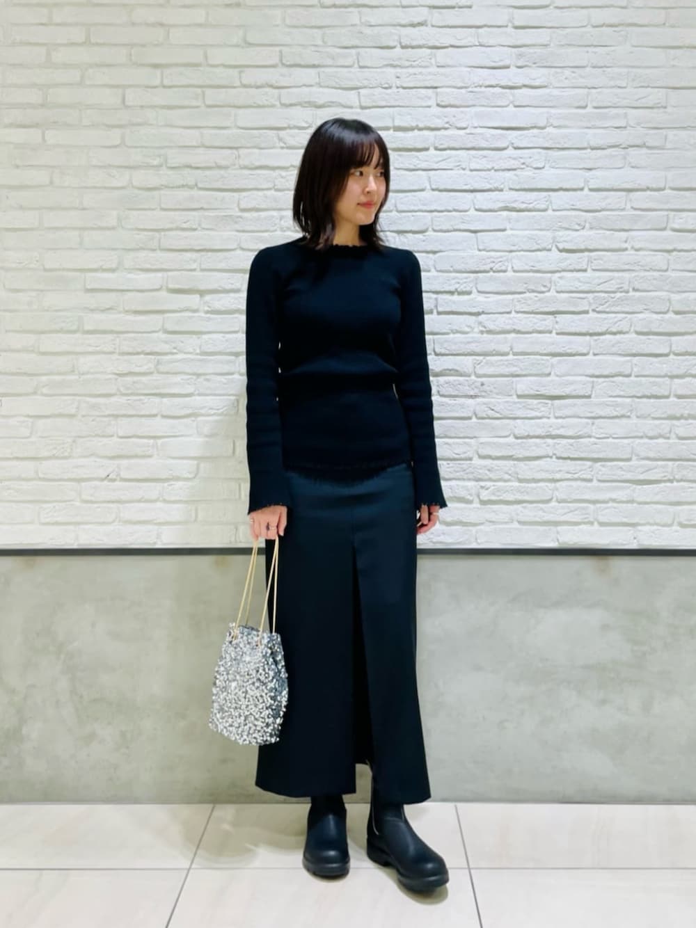 「Boots styling、Skirt style、骨格_ウェーブ、パーソナルカラー_SPRING」｜「Blundstoneの＜Blundstone＞CLASSICS BS558（ブーツ、ブラック系）」を使った、伊藤　オデット エ オディール スタッフさん（レディース・164cm）の冬コーディネートの1枚目の写真