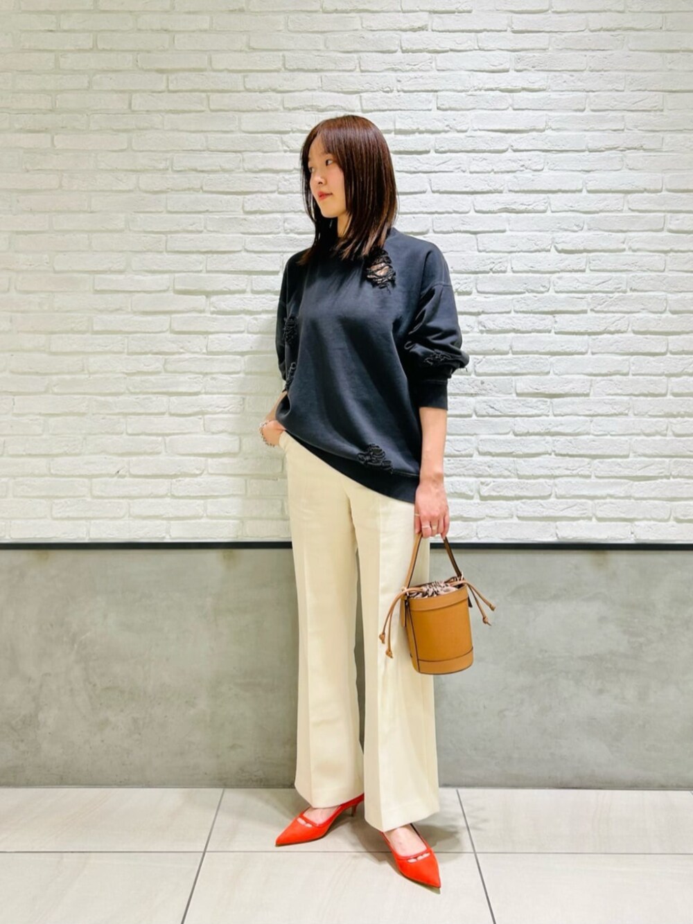 「Pumps styling、Pants style、骨格ウェーブ、イエベ春、スプリングコート」｜「ODETTE E ODILEのテープライン パンプス45↑（パンプス、レッド系）」を使った、伊藤　オデット エ オディール スタッフさん（レディース・164cm）の春コーディネートの1枚目の写真