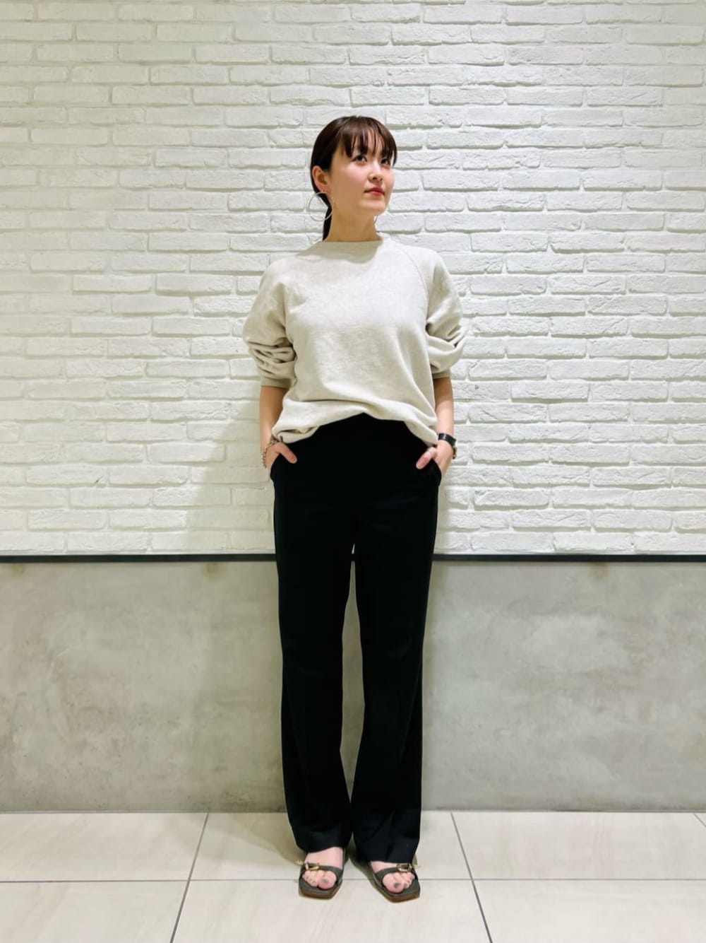 「Sandals styling、Pants style、サンダル、骨格ウェーブ、イエベ春、スプリングコート、Odette e Odile」｜「ODETTE E ODILEのレンジャーバックル サンダル20↑（サンダル、グリーン系）」を使った、伊藤　オデット エ オディール スタッフさん（レディース・164cm）の春コーディネートの1枚目の写真