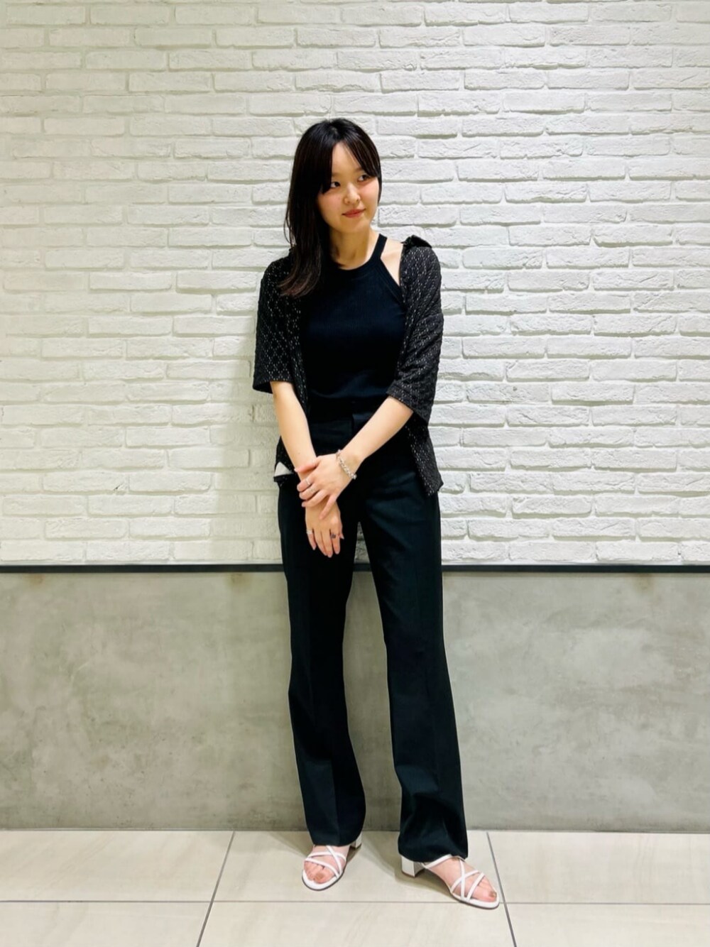 「Sandals styling、Pants style、サンダル、骨格ウェーブ、イエベ春、スプリング、夏コーデ、ODETTE E ODILE」｜「ODETTE E ODILEのアシンメトリークロス サンダル40↑（サンダル、ホワイト系）」を使った、伊藤　オデット エ オディール スタッフさん（レディース・164cm）の夏コーディネートの1枚目の写真