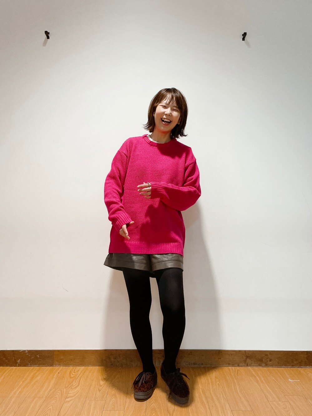 「ニット、カジュアル、ピンク、ショートパンツ、冬コーデ、しまむら、大人コーデ、クルーネック、リラックススタイル、ootd、プチプラコーデ、ママコーデ、秋コーデ、エコレザー、ITEMS URBANRESEARCH」｜「ITEMS URBANRESEARCHのアイテム（ニット/セーター、ピンク系）」を使った、けいさん（レディース・163cm）の秋コーディネートの1枚目の写真