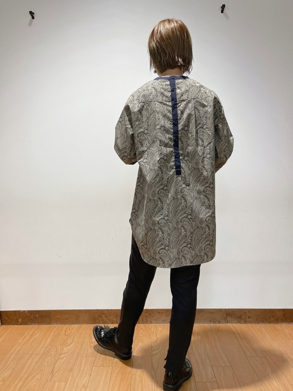「ITEMS URBANRESEARCH、秋カラー、楽チンコーデ、夏コーデ、フェイクレザー、ママコーデ、ペイズリー、スタンドカラー、シャツスタイル、バックボタン、items、AW、体型カバー、大人カジュアル、パンツスタイル」｜「ITEMS URBANRESEARCHのペイズリースタンドカラーシャツ（シャツ/ブラウス、ベージュ系）」を使った、けいさん（レディース・163cm）の夏コーディネートの1枚目の写真