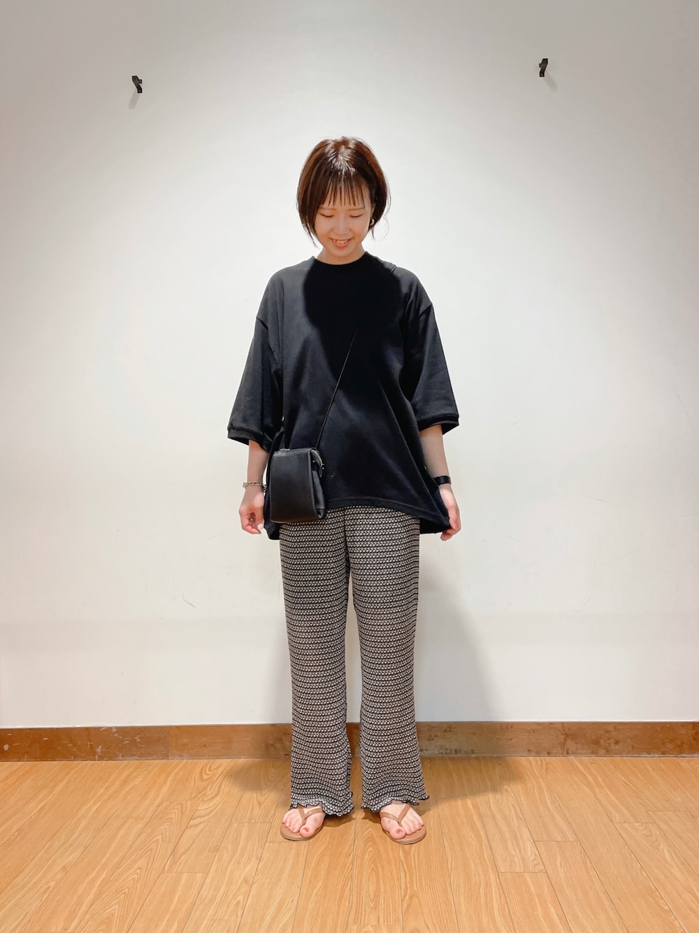 「ITEMS URBANRESEARCH、items、リラックススタイル、イージーパンツ、プリーツパンツ、柄パンツ、バルーンT、オーバーサイズ、KBF+、本革」｜「ITEMS URBANRESEARCHのガライージープリーツパンツ（その他パンツ、ブラック系）」を使った、けいさん（レディース・163cm）の夏コーディネートの1枚目の写真