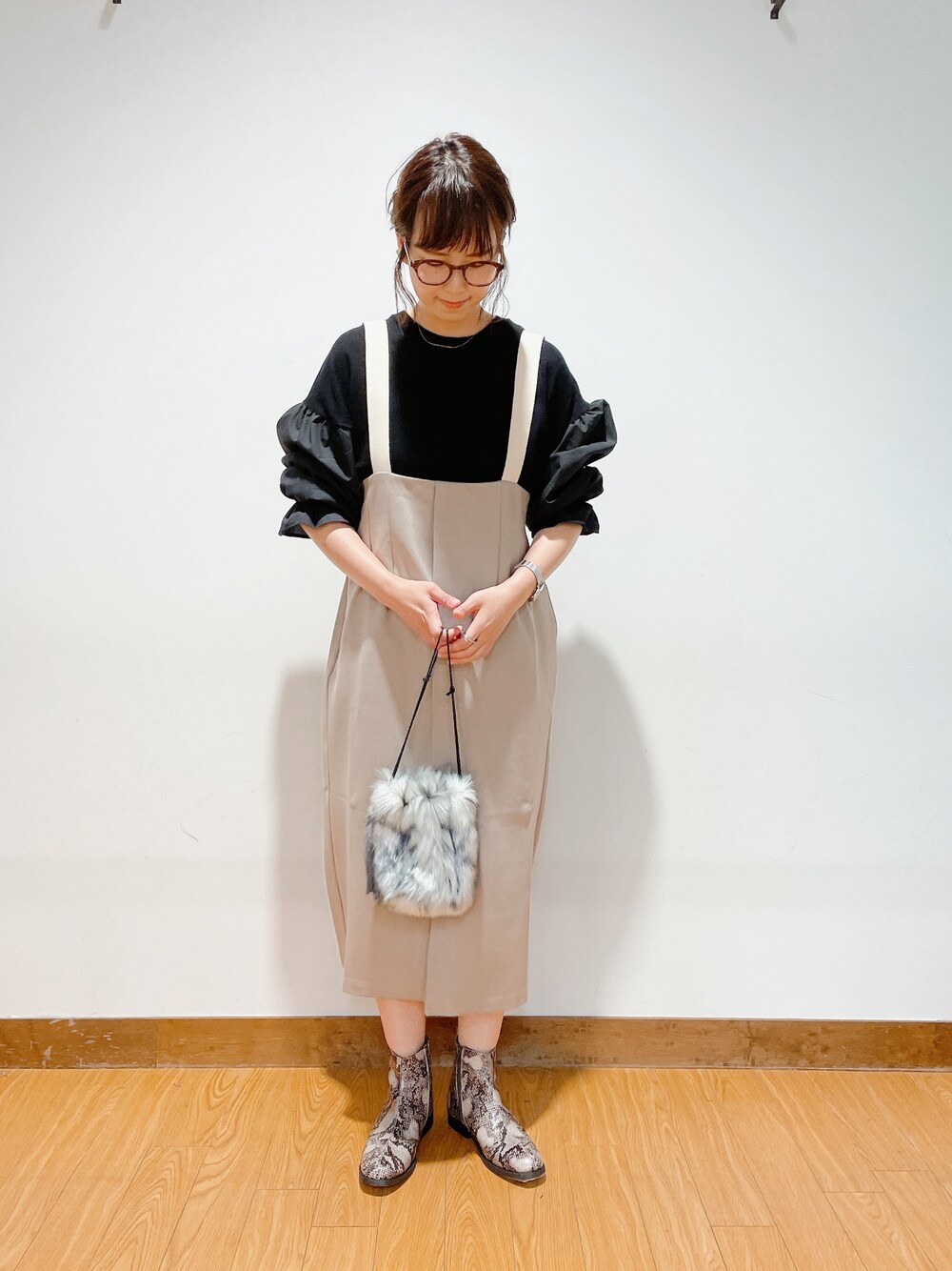 「ITEMS URBANRESEARCH、大人コーデ、パイソン柄、袖ボリューム、ジャンパースカート、ショートブーツ、おでかけ、ラフ、ママコーデ、ootd、ゆったりコーデ、ROSSO、SENSEOFPLACE、カジュアルコーデ、ジャージ素材」｜「ITEMS URBANRESEARCHのアイテム（ジャンパースカート、ベージュ系）」を使った、けいさん（レディース・163cm）の秋コーディネートの1枚目の写真