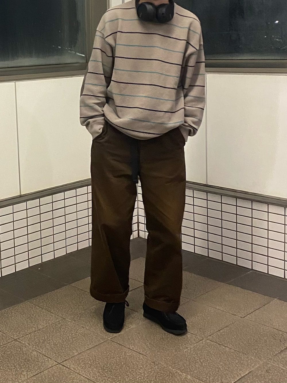 ブラウン系のその他パンツ、グレー系のニット/セーター、ブラック系のブーツを着用したメンズの冬コーディネートの1枚目の写真