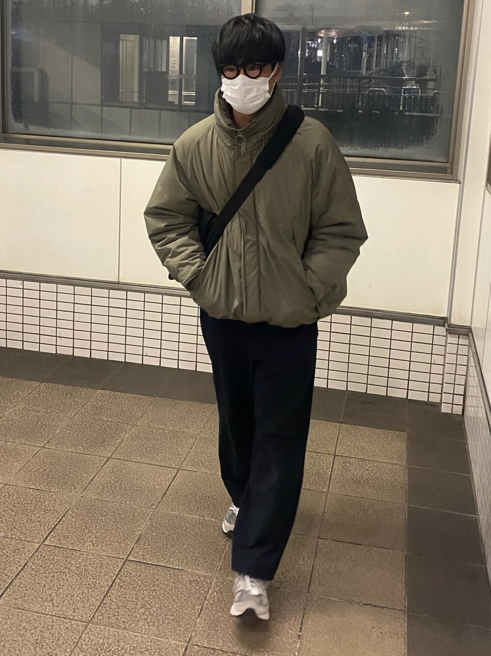 「ワイルドシングス、WILDTHINGS、モンスターパーカー、スラックス、YAECA、New Balance、ニューバランス、ニューバランス990v5、中綿ジャケット、メッセンジャーバッグ、グレー、カーキ」｜「YAECA CONTEMPOのアイテム（パンツ、ブラック系）」を使った、ゆうたさん（メンズ・175cm）の冬コーディネートの1枚目の写真
