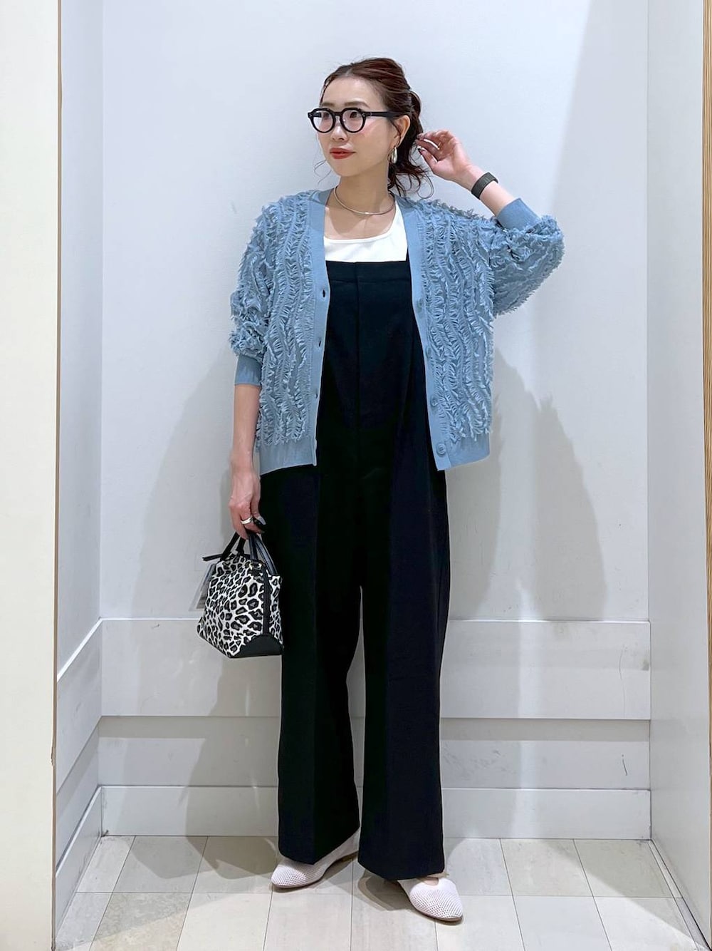 「カジュアル、きれいめ、体型カバー、カーディガン、サロペット、タンクトップ、フラットシューズ、ショルダーバッグ、夏コーデ、GLOBAL WORK」｜「GLOBAL WORKのスペ軽お財布ショルダー/132336（ショルダーバッグ、その他）」を使った、アリマさん（レディース・158cm）の春コーディネートの1枚目の写真