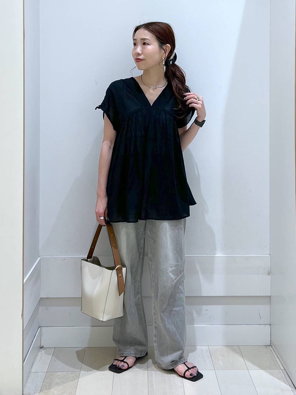 「カジュアル、デニムパンツ、GOOD DENIM_GLOBAL WORK、夏コーデ、GLOBAL WORK、きれいめ、体型カバー、ブラウス」｜「GLOBAL WORKのGOODデニムバギーパンツ/118365（デニムパンツ、グレー系）」を使った、アリマさん（レディース・158cm）の夏コーディネートの1枚目の写真