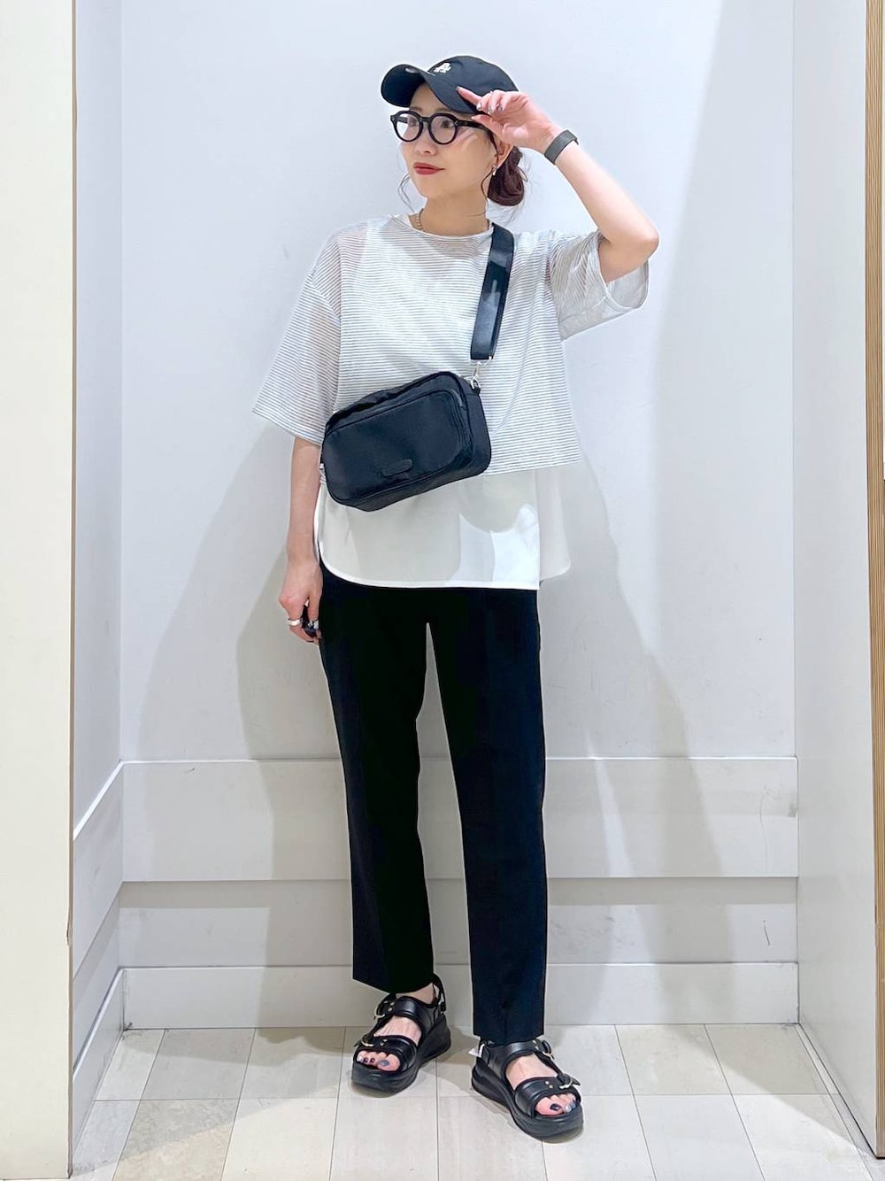 「カジュアル、きれいめ、体型カバー、レイヤードスタイル、Tシャツ、タンクトップ、夏コーデ、テーパードパンツ、ウツクシルエット_GLOBAL WORK、ショルダーバッグ、キャップ、サンダル、GLOBAL WORK」｜「GLOBAL WORKの9TWENTYCAP/NEW ERA/252025（キャップ、ブラック系）」を使った、アリマさん（レディース・158cm）の夏コーディネートの1枚目の写真