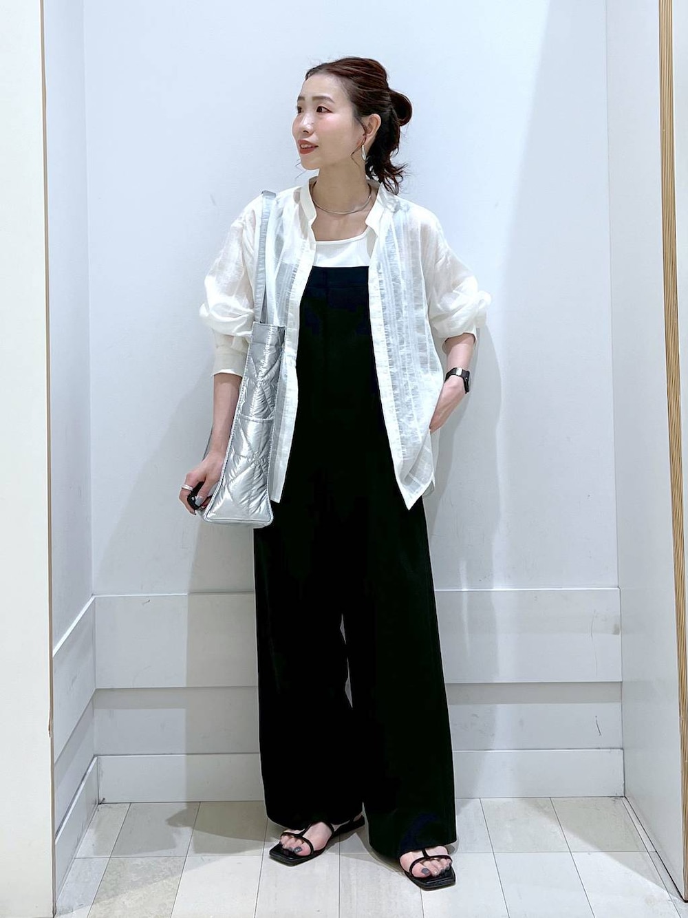 「カジュアル、きれいめ、体型カバー、シャツ、サロペット、タンクトップ、夏コーデ、GLOBAL WORK、楽ちんコーデ、トートバッグ」｜「GLOBAL WORKの推しごとキルティングトート/145465（トートバッグ、シルバー系）」を使った、アリマさん（レディース・158cm）の春コーディネートの1枚目の写真