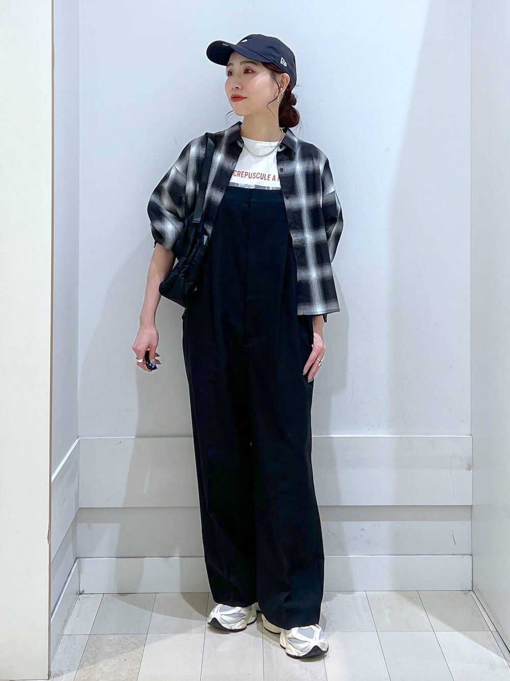 「カジュアル、きれいめ、体型カバー、シャツ、サロペット、Tシャツ、ショルダーバッグ、夏コーデ、楽ちんコーデ、GLOBAL WORK」｜「GLOBAL WORKのリッチクリーンプリントT半袖/147640（Tシャツ/カットソー、ホワイト系）」を使った、アリマさん（レディース・158cm）の春コーディネートの1枚目の写真