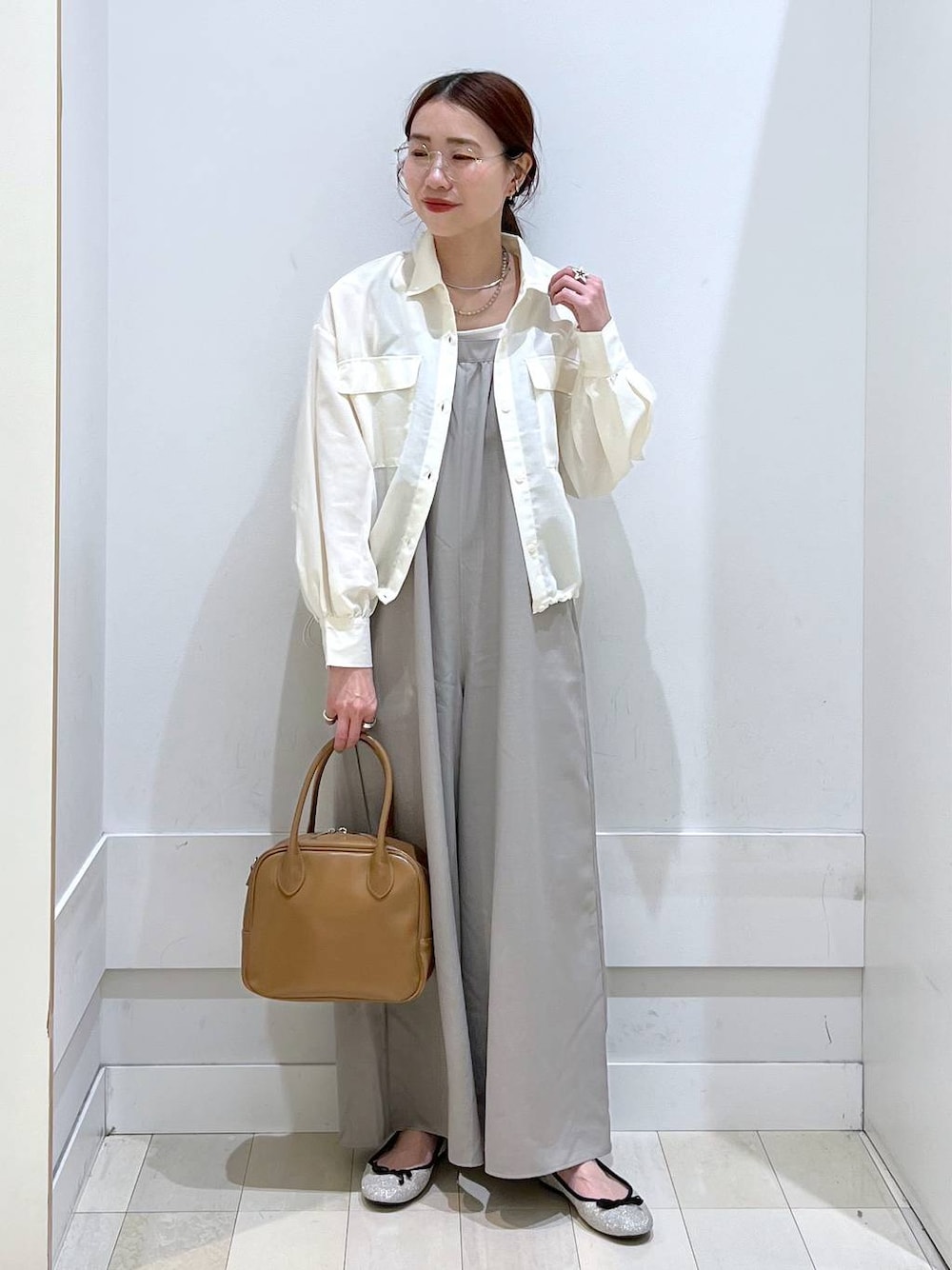 「春コーデ、GLOBAL WORK、カジュアル、きれいめ、体型カバー、サロペット、シャツ、タンクトップ、ショルダーバッグ、フラットシューズ」｜「GLOBAL WORKのらくっション撥水バレエ/135873（バレエシューズ、シルバー系）」を使った、アリマさん（レディース・158cm）の春コーディネートの1枚目の写真
