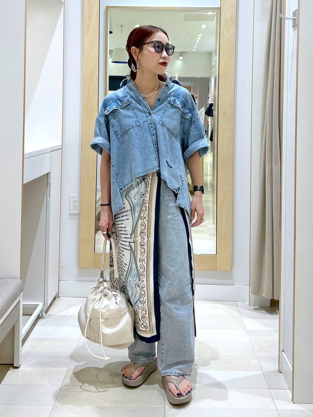 「カジュアル、きれいめ、体型カバー、デニムパンツ、デニムシャツ、GOOD DENIM_GLOBAL WORK、ショルダーバッグ、夏コーデ、スカーフ、GLOBAL WORK、カップ付きインナー」｜「GLOBAL WORKのGOODデニムバギーパンツ/118365（デニムパンツ、ブルー系）」を使った、アリマさん（レディース・158cm）の夏コーディネートの1枚目の写真