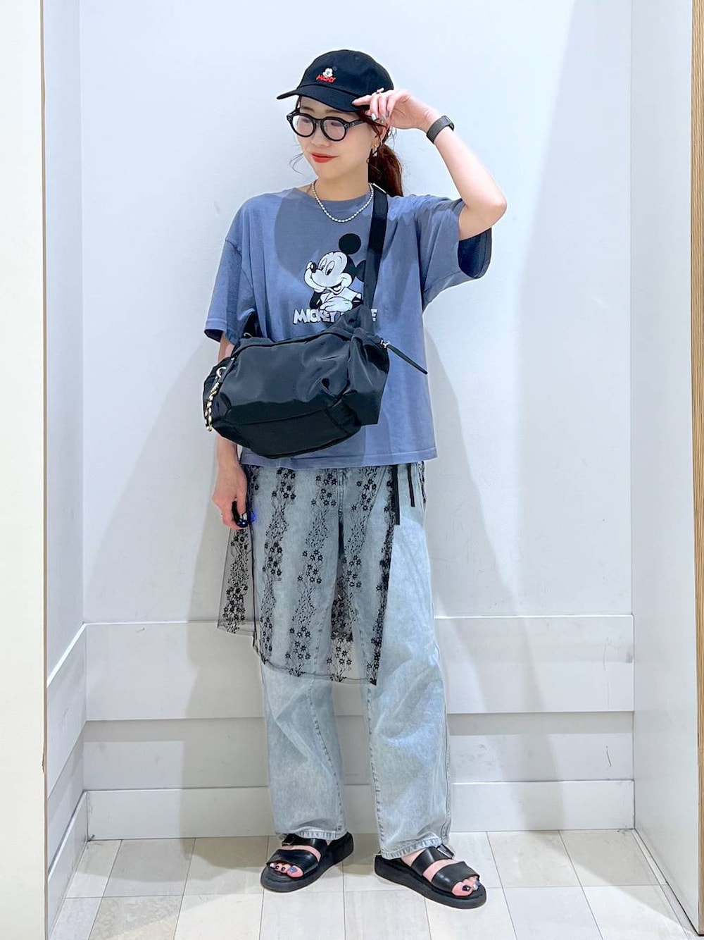 「カジュアル、きれいめ、体型カバー、Tシャツ、デニムパンツ、GOOD DENIM_GLOBAL WORK、ショルダーバッグ、キャップ、カジュアルコーデ、シンプルコーデ、GLOBAL WORK」｜「GLOBAL WORKのGOODデニムバギーパンツ/118365（デニムパンツ、ブルー系）」を使った、アリマさん（レディース・158cm）の春コーディネートの1枚目の写真