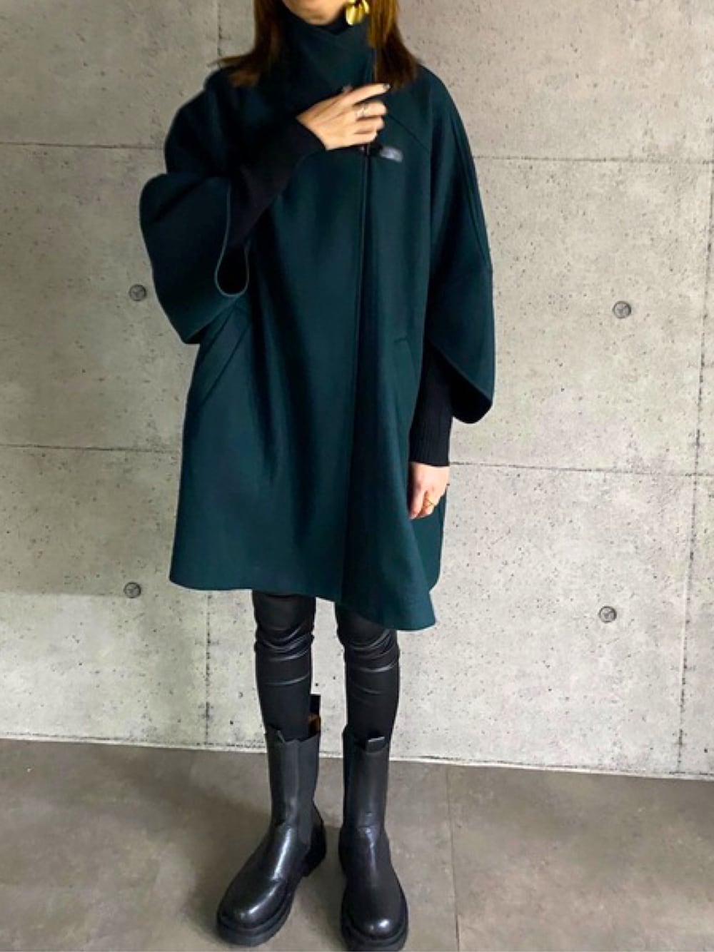 「秋トレンド2021、ゆるコーデ、ナチュラル、プチプラコーデ、ショートブーツ、おしゃれさんと繋がりたい、ワントーンコーデ、韓国ファッション、モード、大人カジュアル、コート、秋コーデ、秋冬コーデ、オトナ女子、ポンチョ」｜「ABITOKYOの【ABITOKYO ORIGINAL】フェイクウールタートルポンチョコート（ポンチョ、グリーン系）」を使った、ABITOKYOさん（レディース・162cm）の秋コーディネートの1枚目の写真