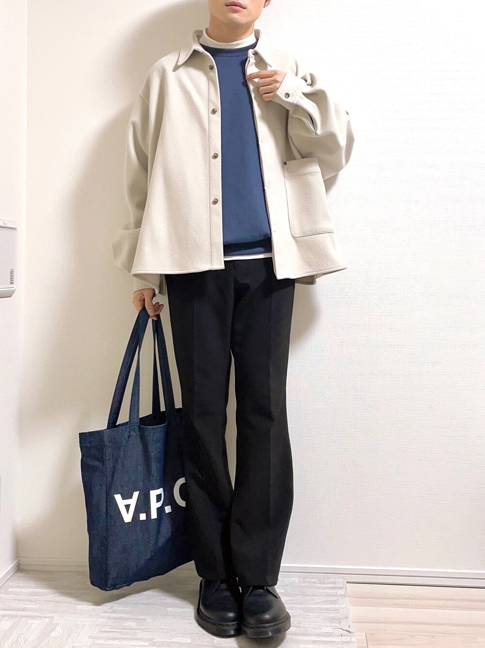 ホワイト系のシャツ/ブラウス、ブルー系のスウェット、ブラック系のスラックスを着用したメンズの冬コーディネートの1枚目の写真