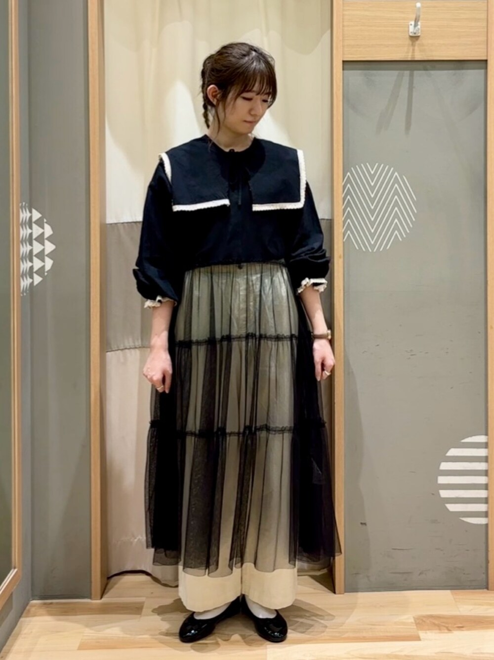 ブラック系のシャツ/ブラウス、ホワイト系のその他パンツ、ブラック系のワンピースを着用したレディースの春コーディネートの1枚目の写真