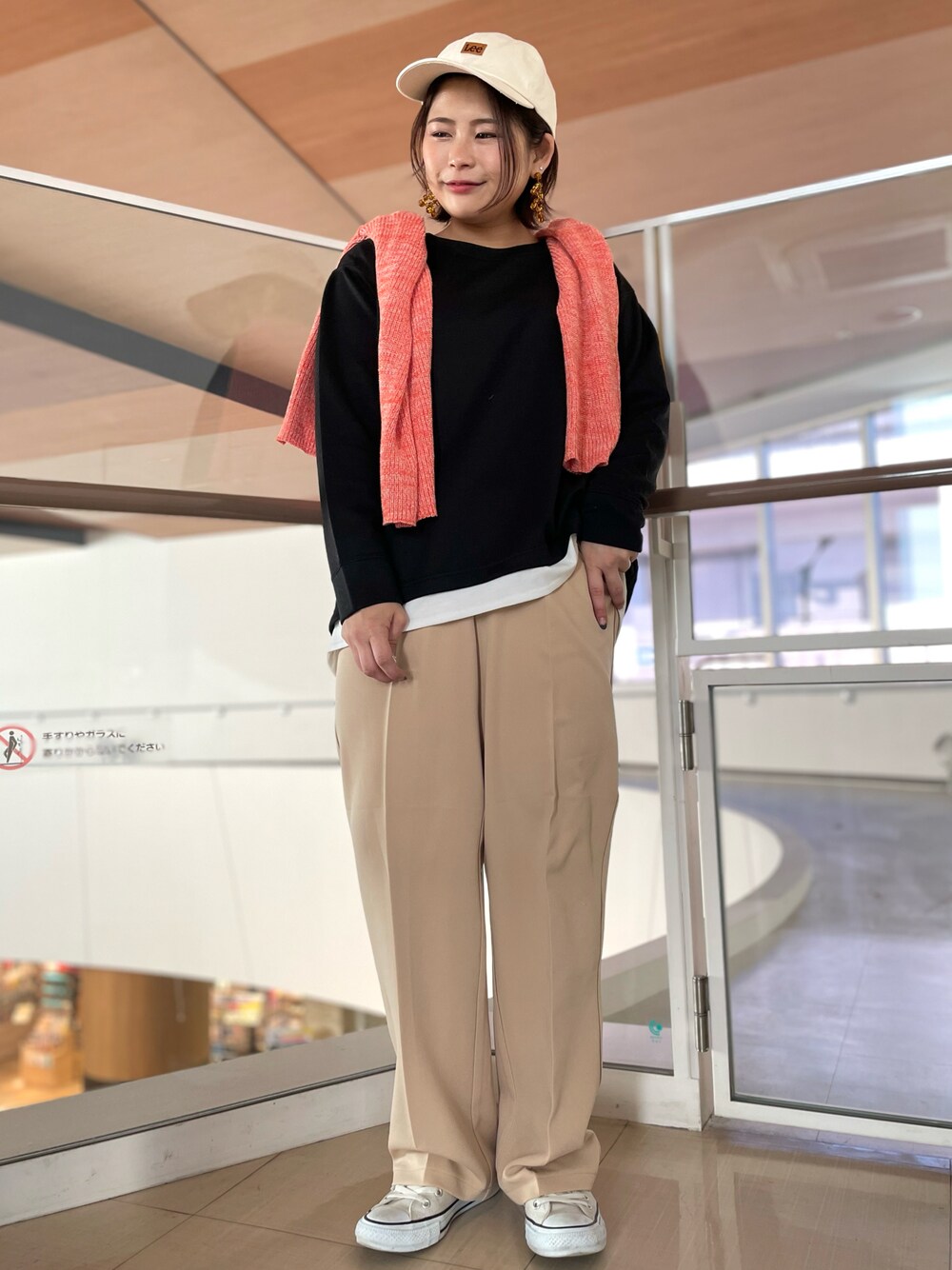 「パンツコーデ、ゆったりコーデ、オトナカジュアル、お洒落さんとつながりたい、春コーデ、春先取り、パステルカラー、オトナ女子、いいね、save、フォローお願いします🤑、スニーカーコーデ、公園」｜「Leeのアイテム（キャップ、ベージュ系）」を使った、ha-tan. ✩.*˚さん（レディース・157cm）の冬コーディネートの1枚目の写真